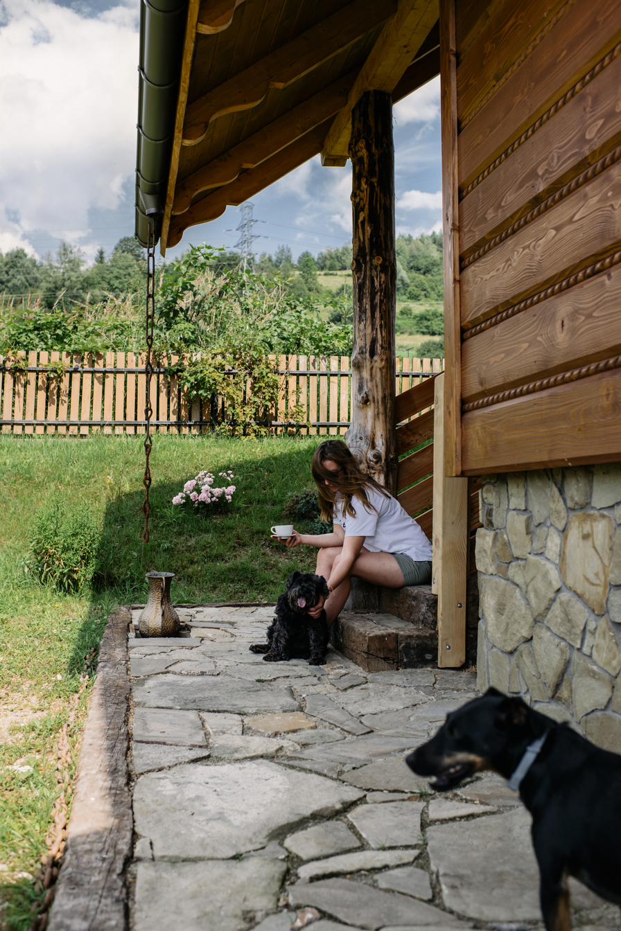 Kamienny taras przy domku — psy czują się tu jak u siebie