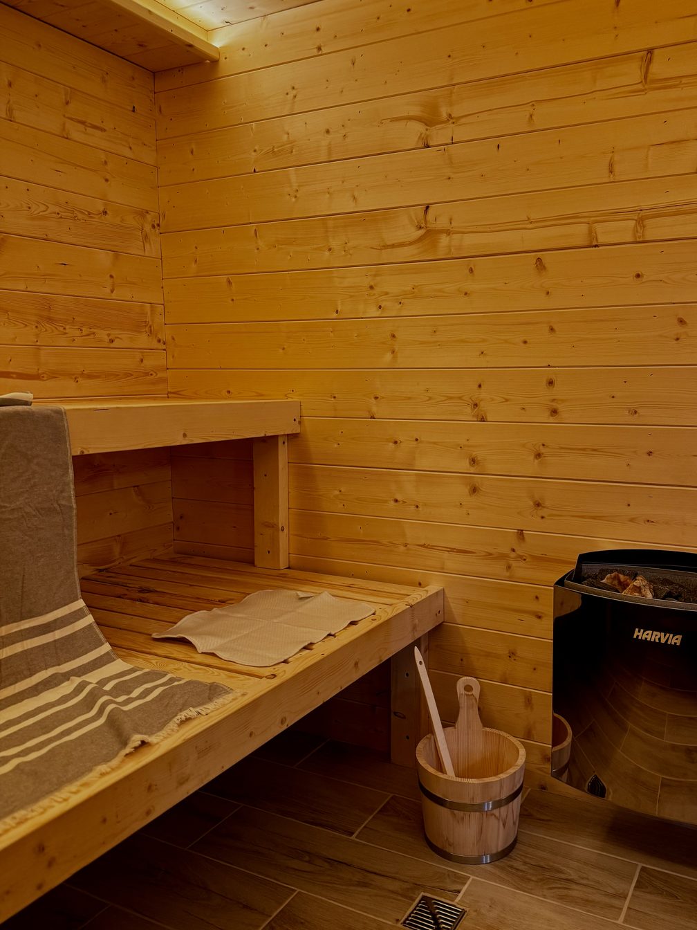 Domowa sauna wyłożona jasnym drewnem — relaks po dniu na szlaku